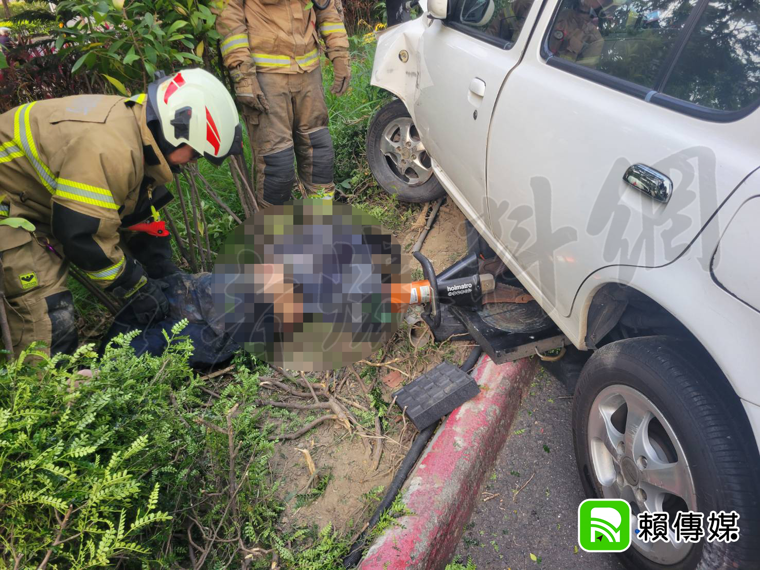 ▲消防找嘸！南科群創管制區內驚傳車禍 洽公女撞撞機車4傷1人困車底（圖／記者王俊勝 翻攝；未經授權請勿翻攝）